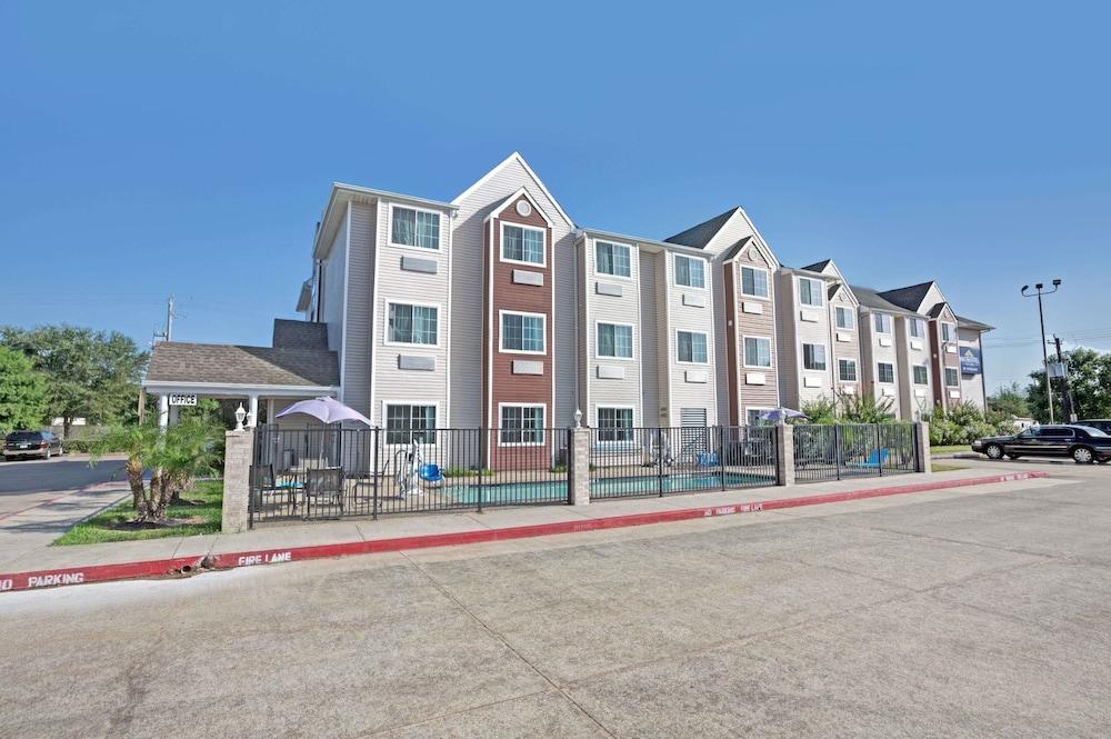 Microtel Inn & Suites By Wyndham Houston/Webster/Nasa/Clearlake Nassau Bay Exterior photo